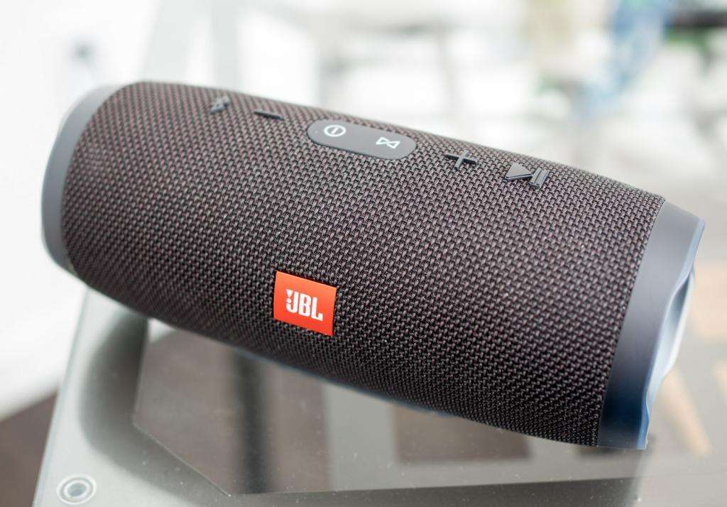 Портативная колонка JBL.