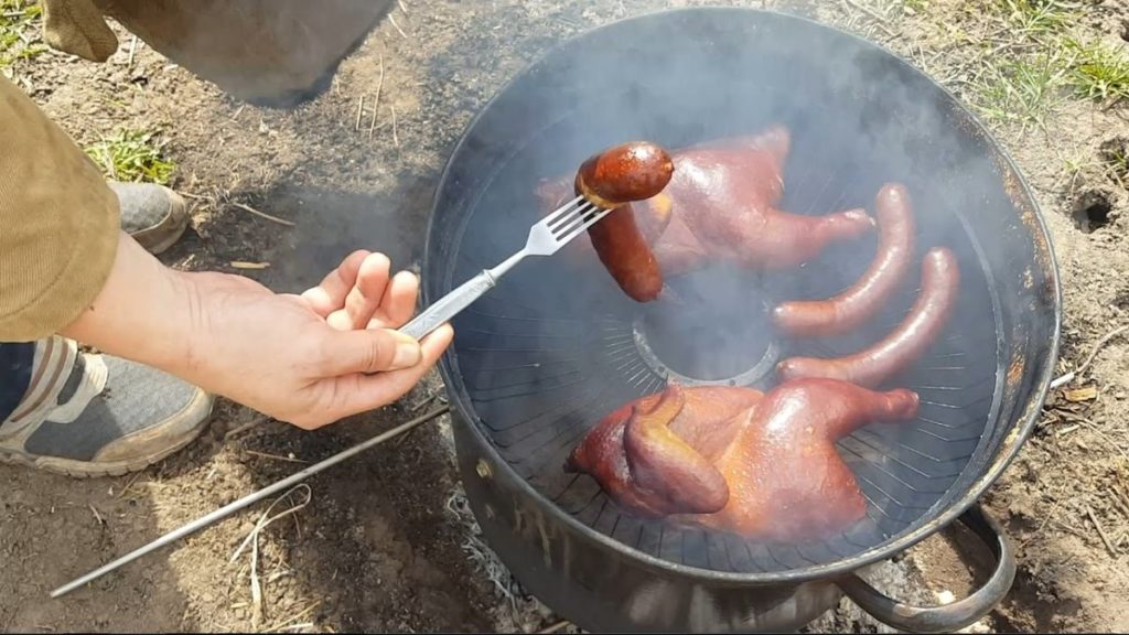 Приготовление копчёностей в коптильне.